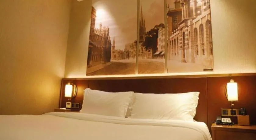 Bed in James Joyce Coffetel Guangzhou Dongxiaonan Metro Station Branch