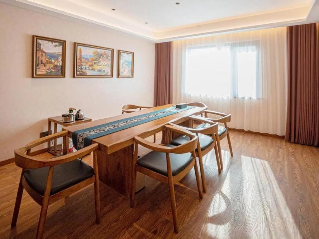 James Joyce Coffetel Xinyang Xixian Longhu Huayi