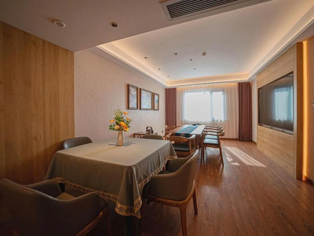 James Joyce Coffetel Xinyang Xixian Longhu Huayi