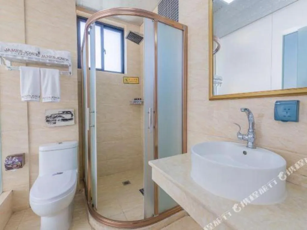 James Joyce Coffetel Dali Erhai Wetland Park