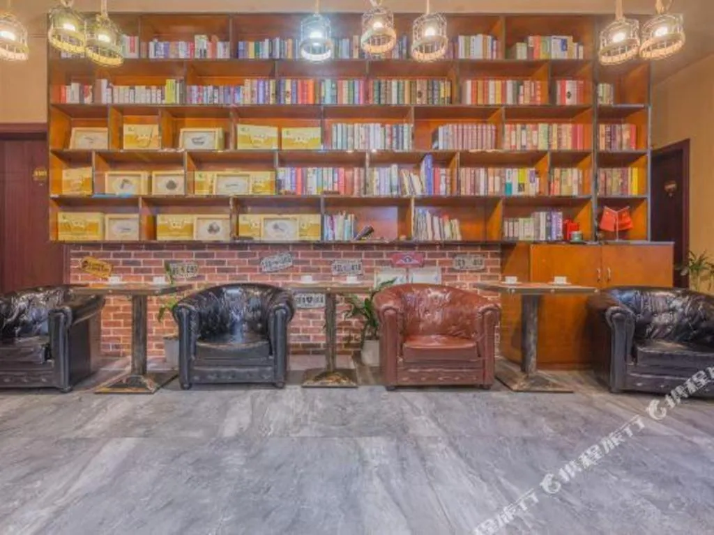 James Joyce Coffetel Dali Erhai Wetland Park