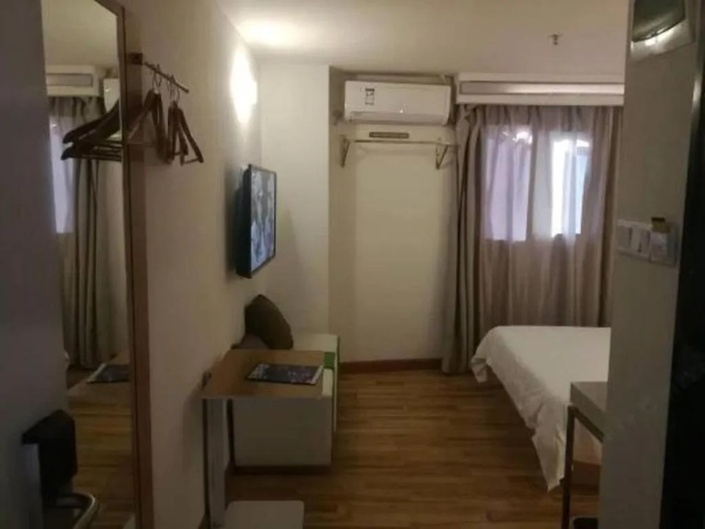 Bed in 7Days Inn Shenzhen Longgang Nanlian Metro Station Branch