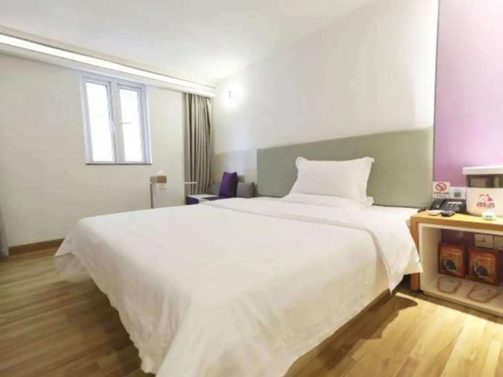 Bed in 7Days Inn Shenzhen Longgang Nanlian Metro Station Branch