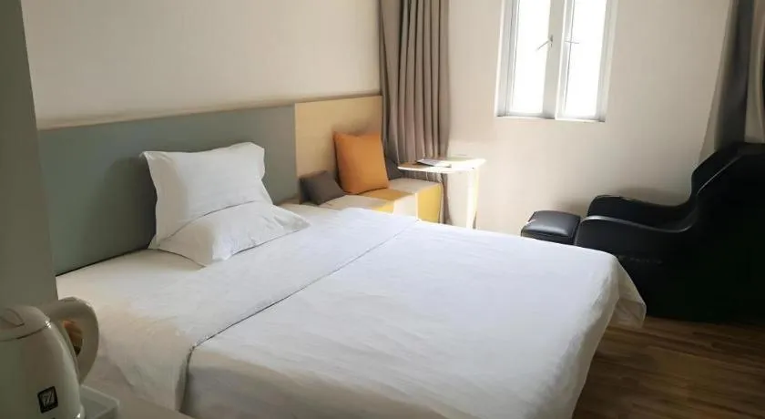 Bed in 7Days Inn Shenzhen Longgang Nanlian Metro Station Branch
