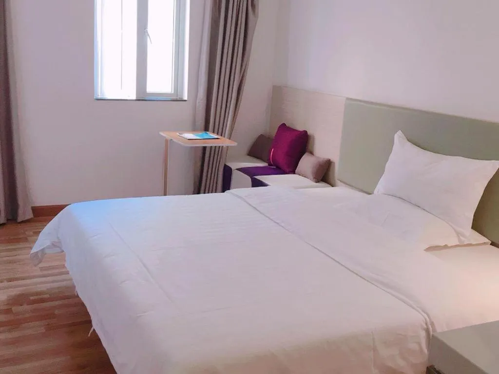 Bed in 7Days Inn Shenzhen Longgang Nanlian Metro Station Branch