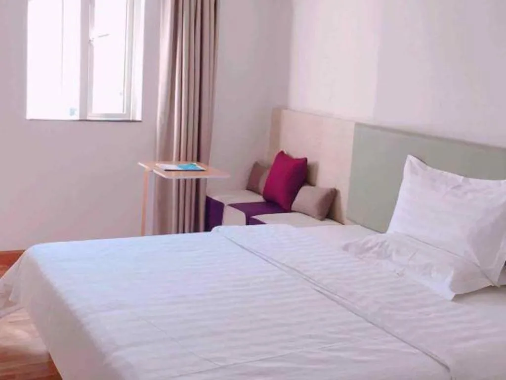 Bed in 7Days Inn Shenzhen Longgang Nanlian Metro Station Branch
