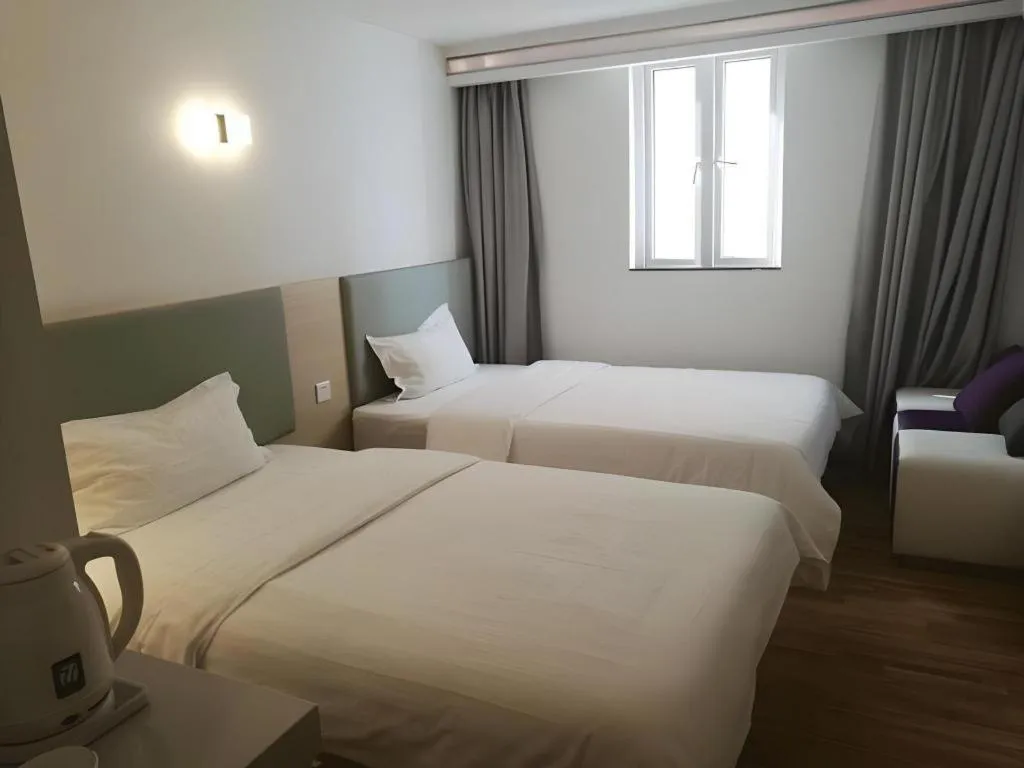 Bed in 7Days Inn Shenzhen Longgang Nanlian Metro Station Branch