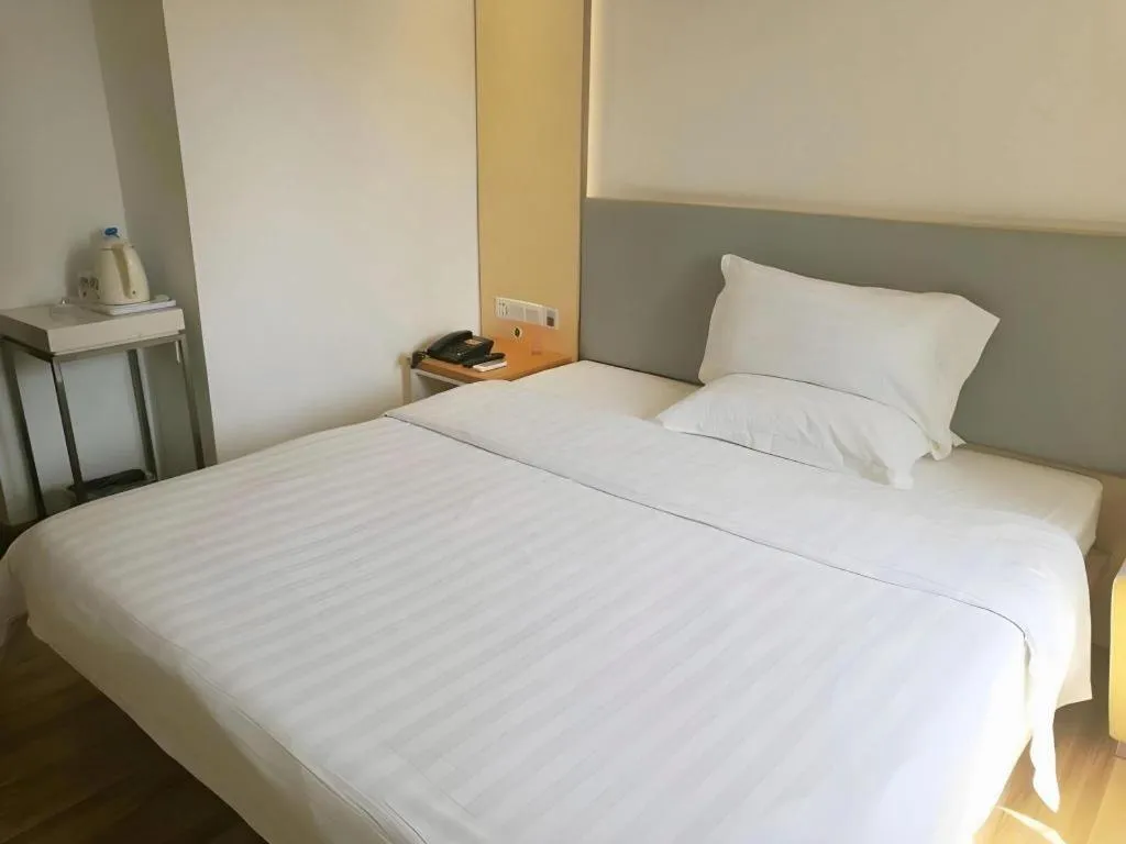 Bed in 7Days Inn Shenzhen Longgang Nanlian Metro Station Branch
