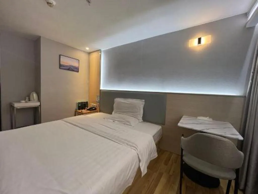 Bed in 7Days Inn Shenzhen Longgang Nanlian Metro Station Branch