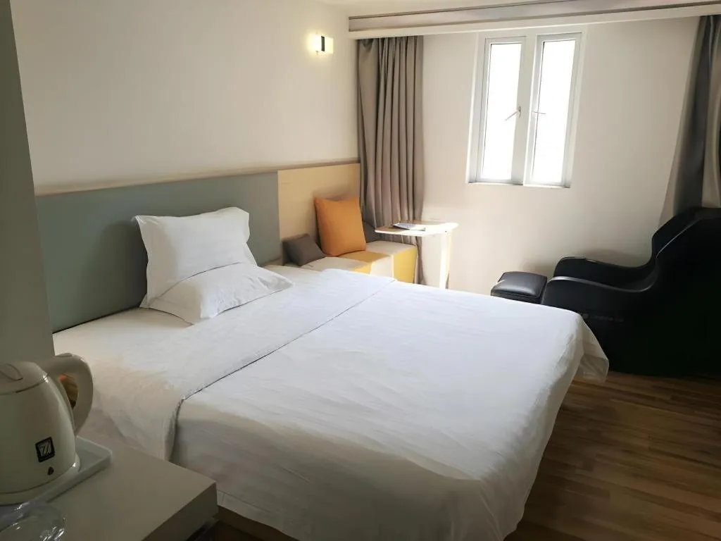 Bed in 7Days Inn Shenzhen Longgang Nanlian Metro Station Branch