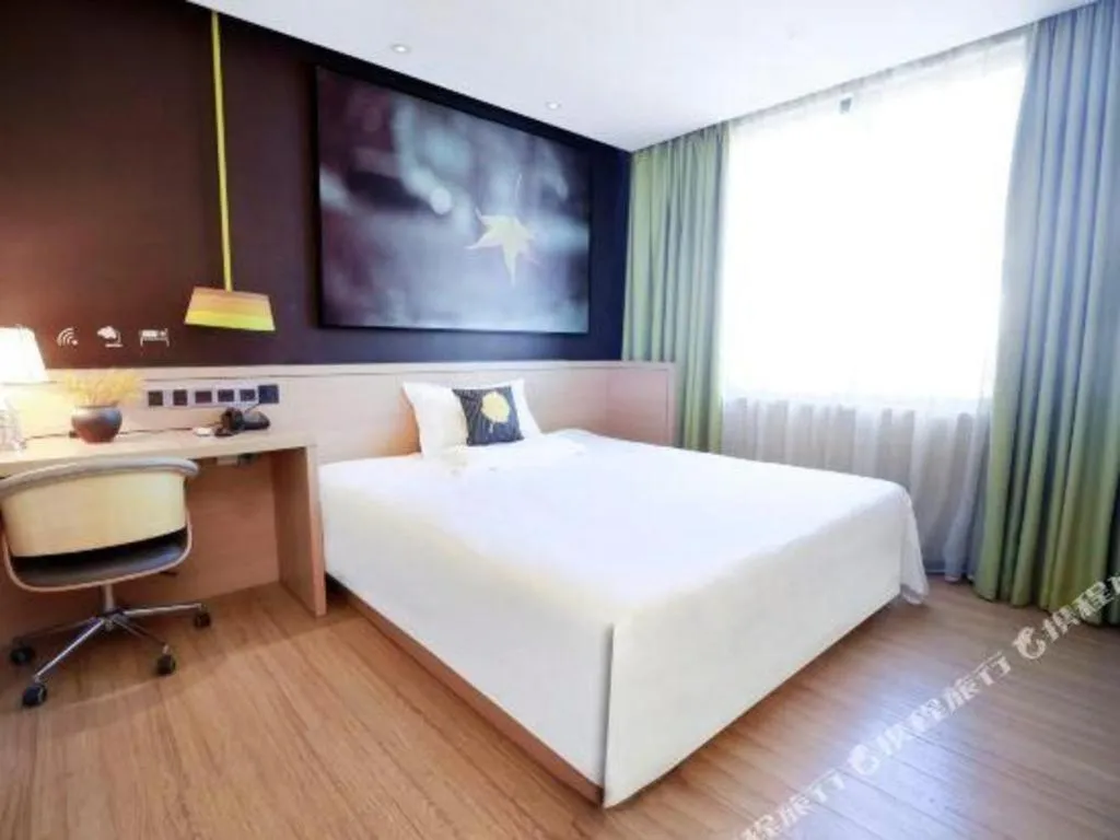 Bed in IU Hotels Guangzhou South High Speed Rail Station