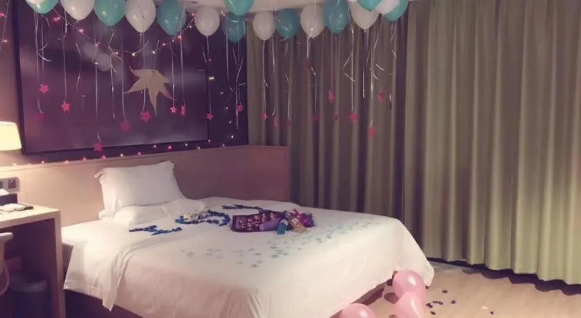 Bed in IU Hotels Guangzhou Panyu Dashi Chimelong Safari Park