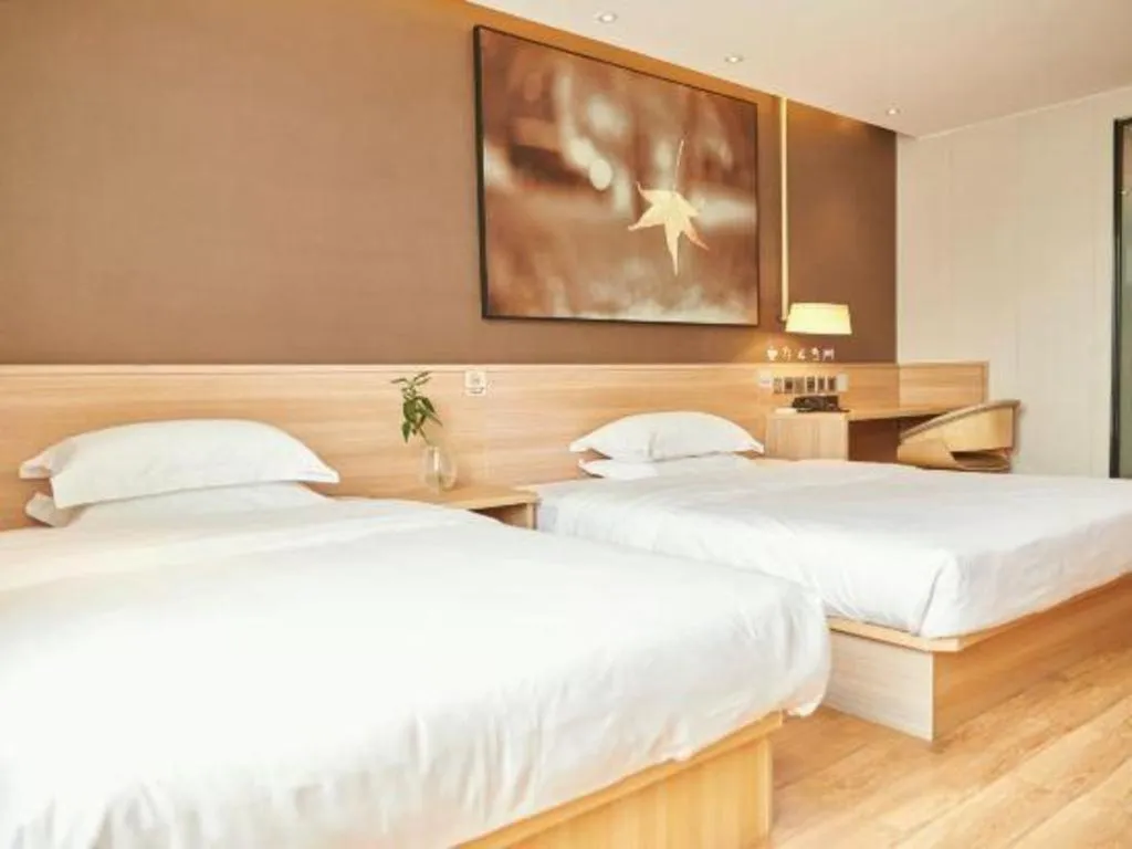 Bed in IU Hotel Chengdu Jianyang Xiongzhou Plaza