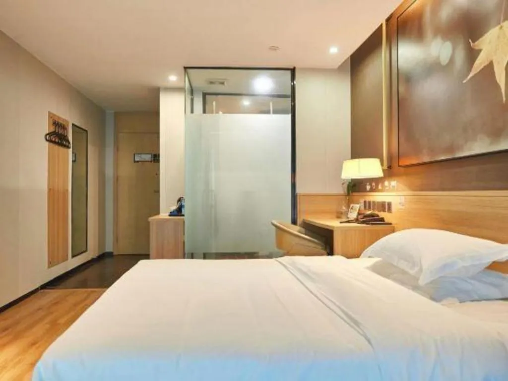 Bed in IU Hotel Chengdu Jianyang Xiongzhou Plaza