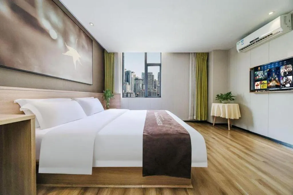 Bed in IU Hotel Chengdu Jianyang Xiongzhou Plaza