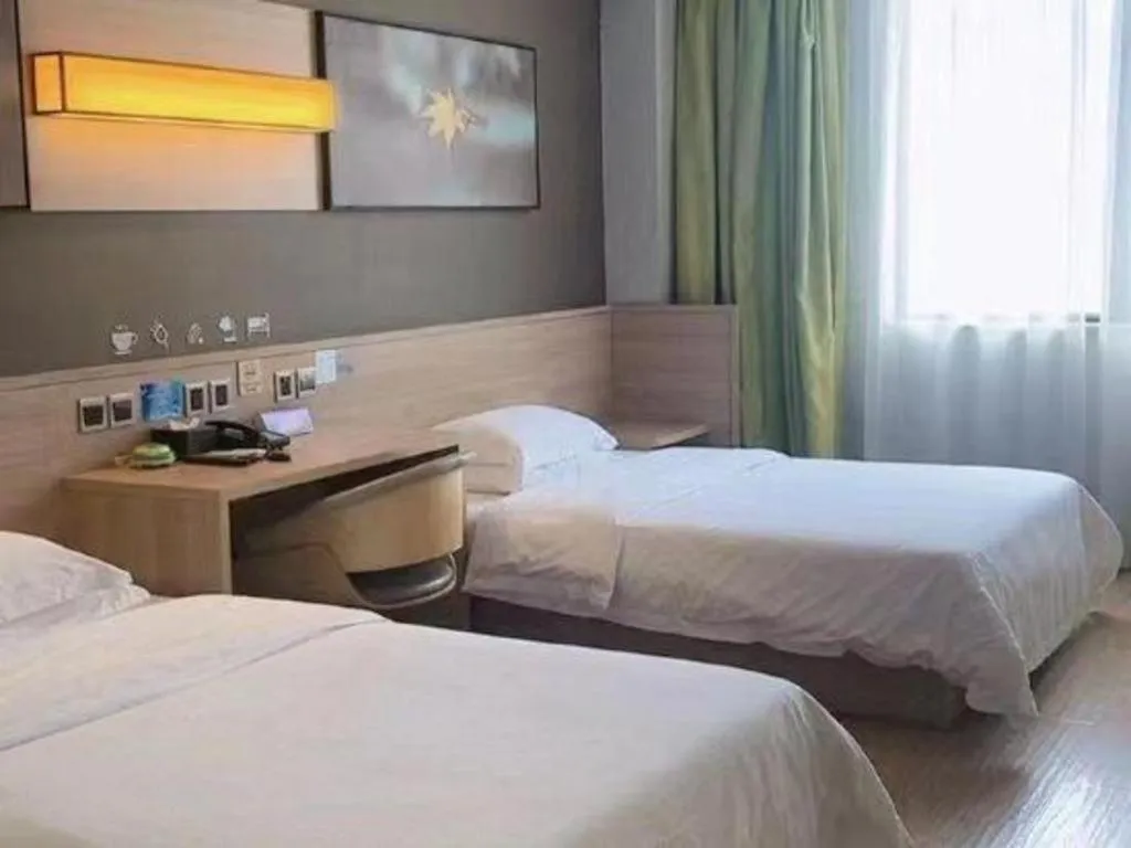 Bed in IU Hotel Chengdu Jianyang Xiongzhou Plaza