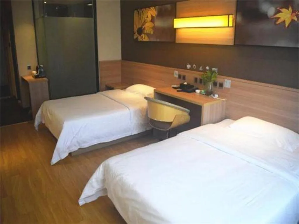 Bed in IU Hotel Chengdu Jianyang Xiongzhou Plaza