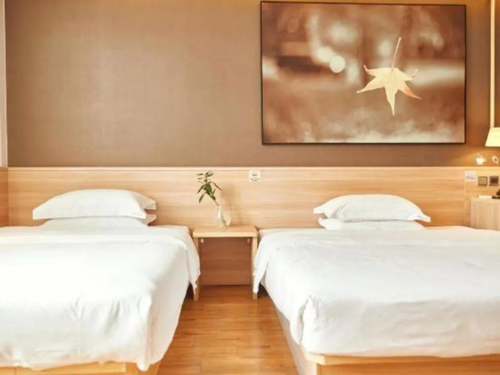 Bed in IU Hotel Chengdu Jianyang Xiongzhou Plaza