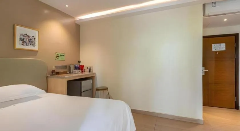 Bed in Leisurely Hotel Shenzhen