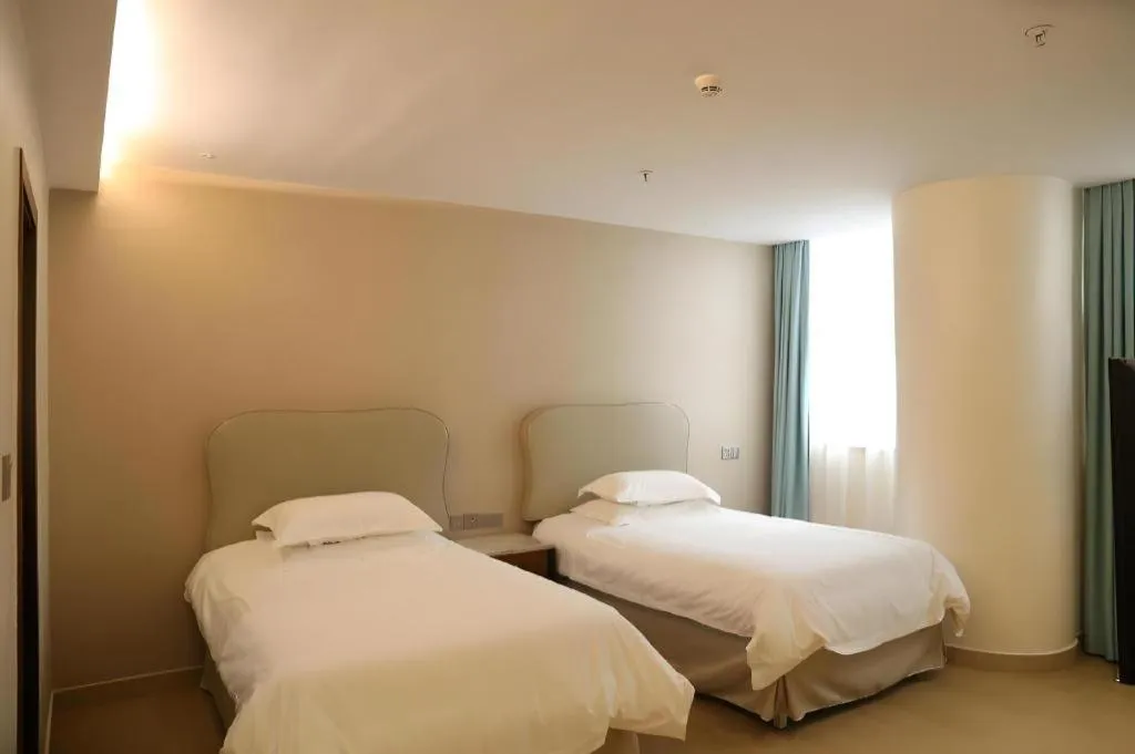 Bed in Leisurely Hotel Shenzhen