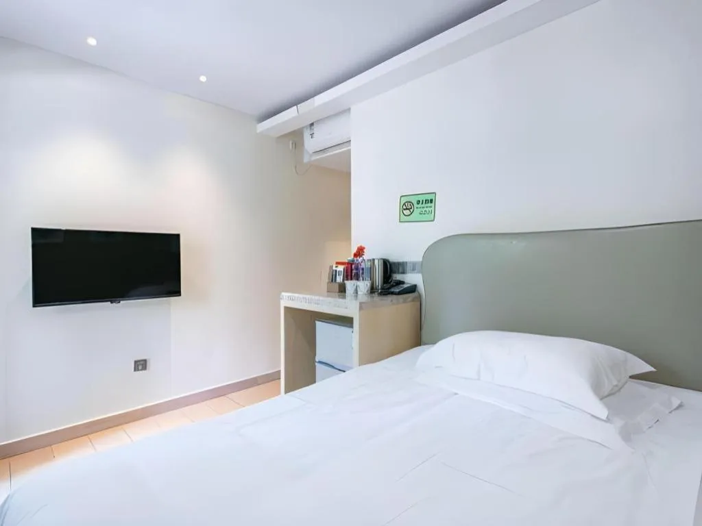 Bed in Leisurely Hotel Shenzhen