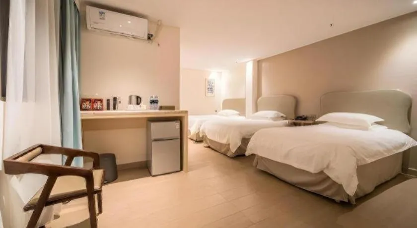 Bed in Leisurely Hotel Shenzhen