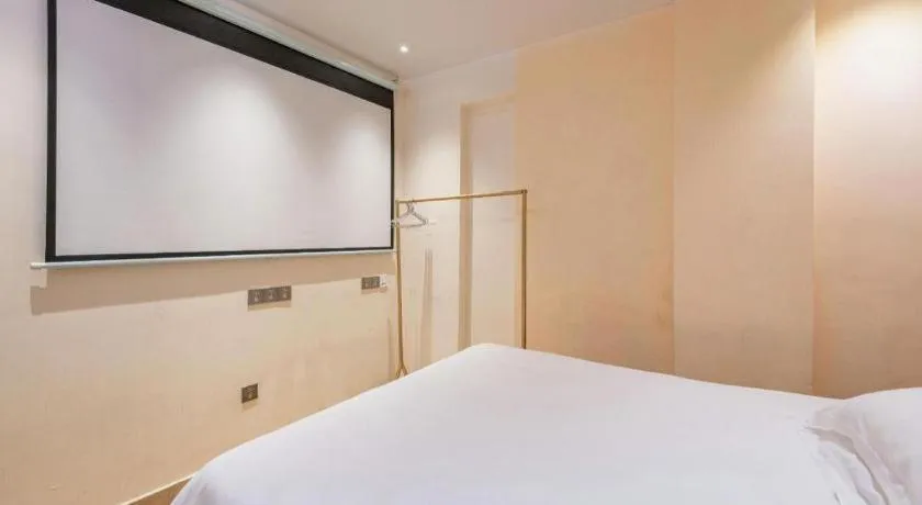 Bed in Leisurely Hotel Shenzhen