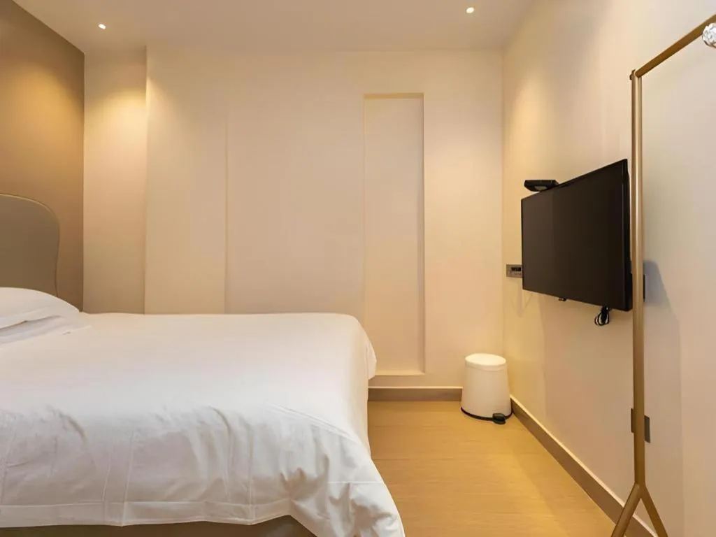 Bed in Leisurely Hotel Shenzhen