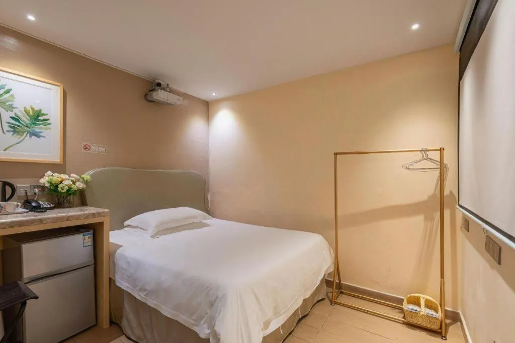 Bed in Leisurely Hotel Shenzhen