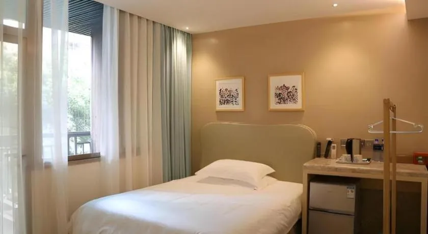 Bed in Leisurely Hotel Shenzhen