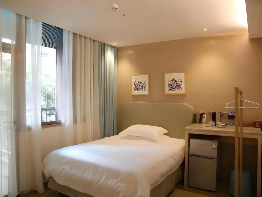 Bed in Leisurely Hotel Shenzhen