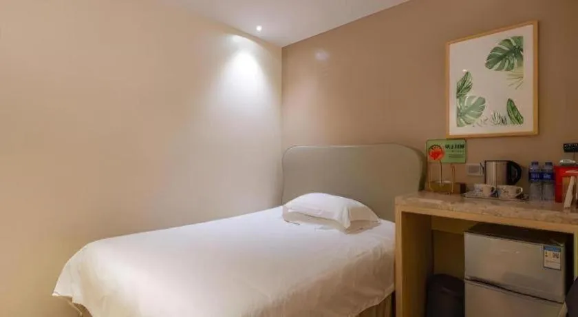 Bed in Leisurely Hotel Shenzhen