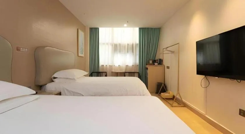 Bed in Leisurely Hotel Shenzhen