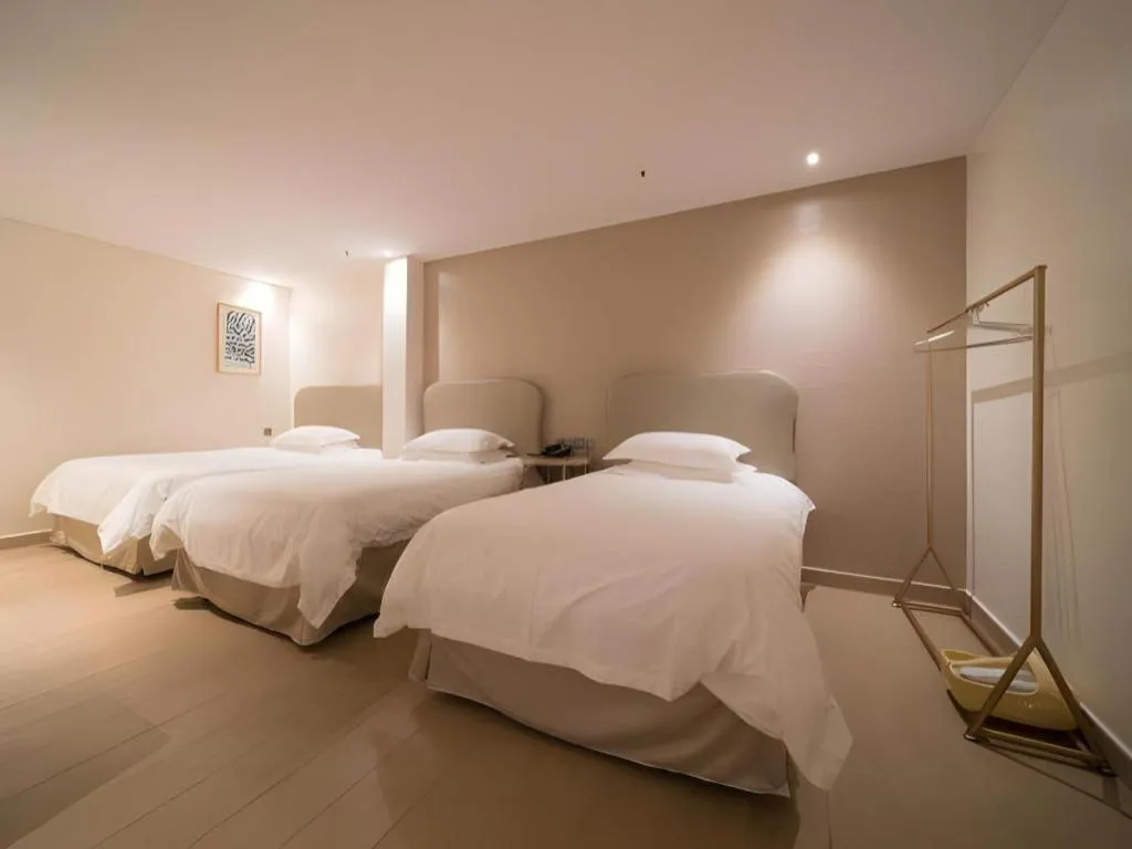 Bed in Leisurely Hotel Shenzhen