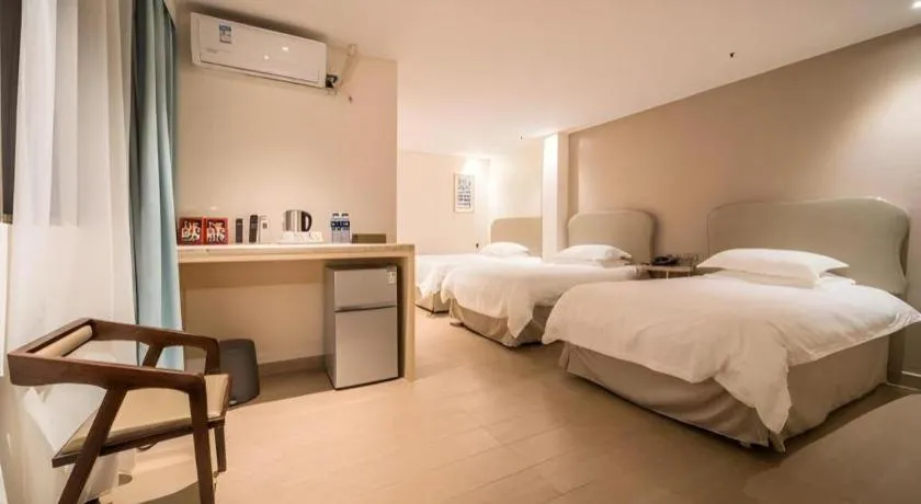 Bed in Leisurely Hotel Shenzhen