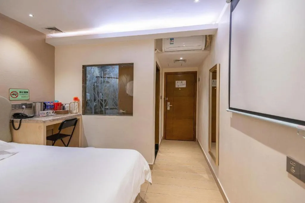 Bed in Leisurely Hotel Shenzhen