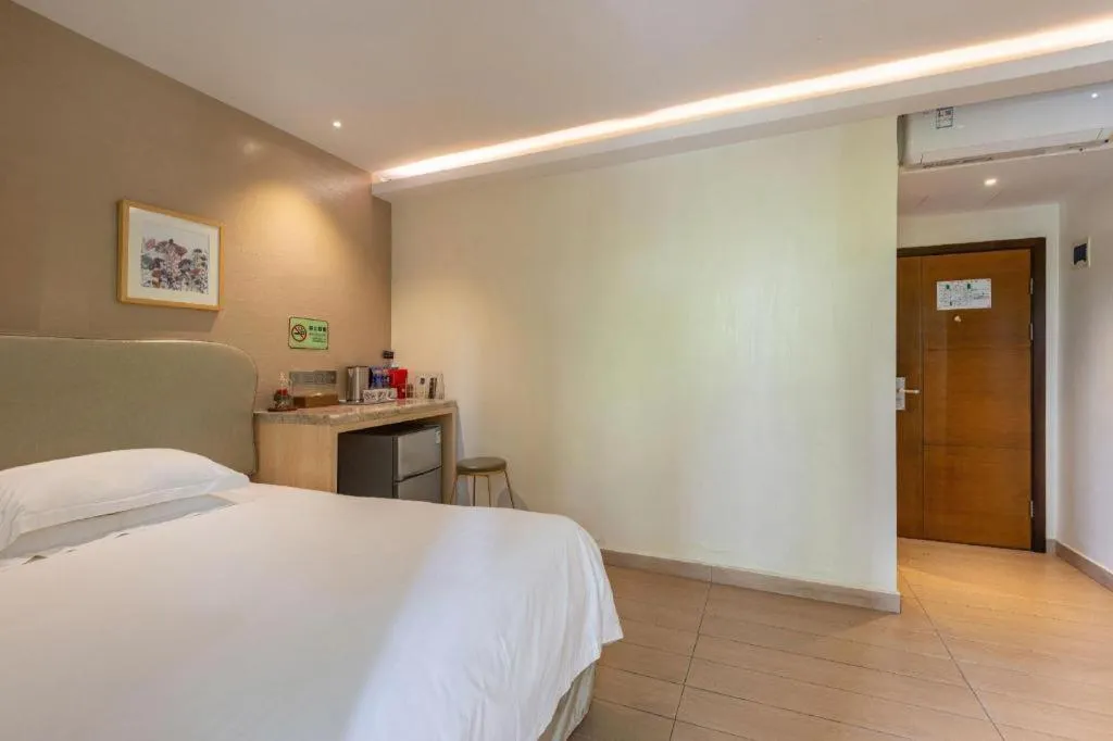 Bed in Leisurely Hotel Shenzhen