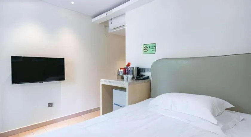 Bed in Leisurely Hotel Shenzhen