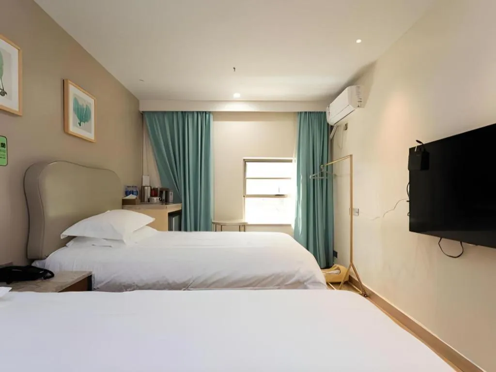 Bed in Leisurely Hotel Shenzhen