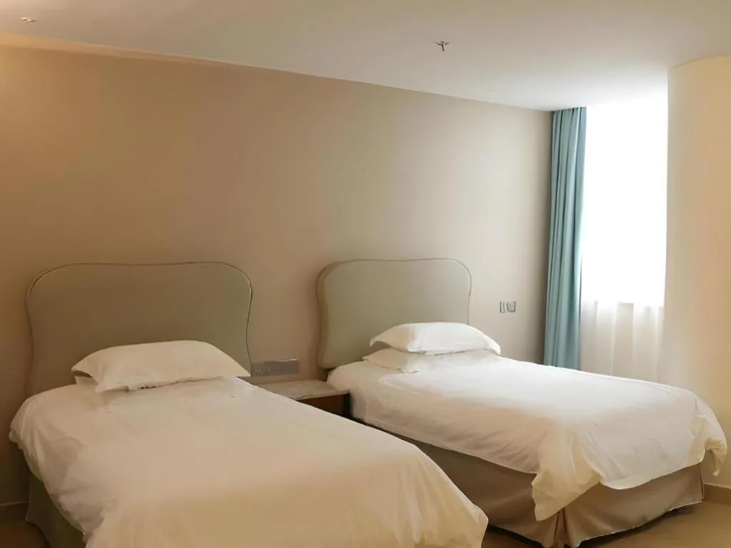 Bed in Leisurely Hotel Shenzhen