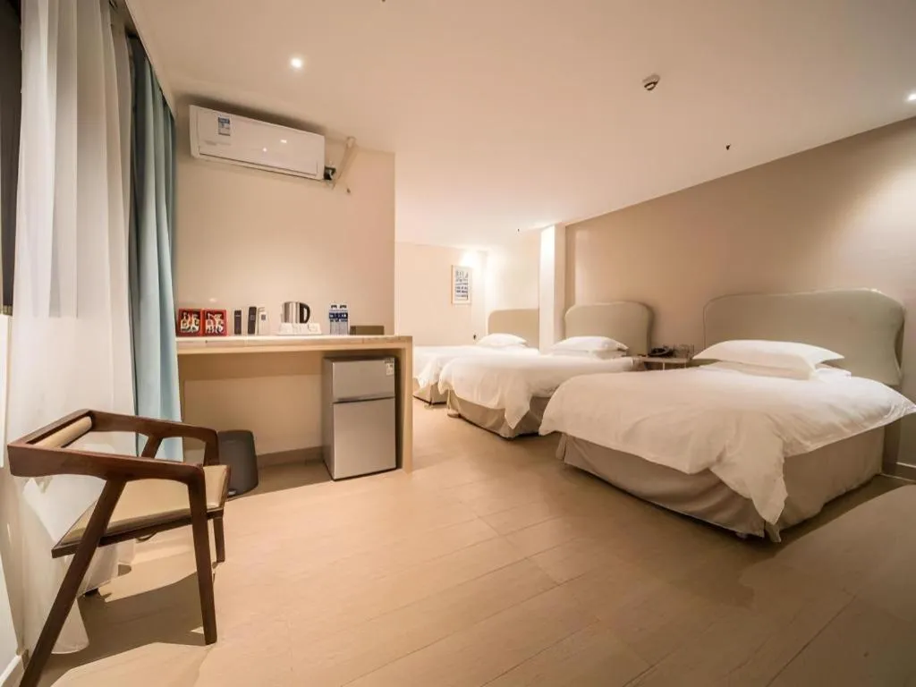 Bed in Leisurely Hotel Shenzhen