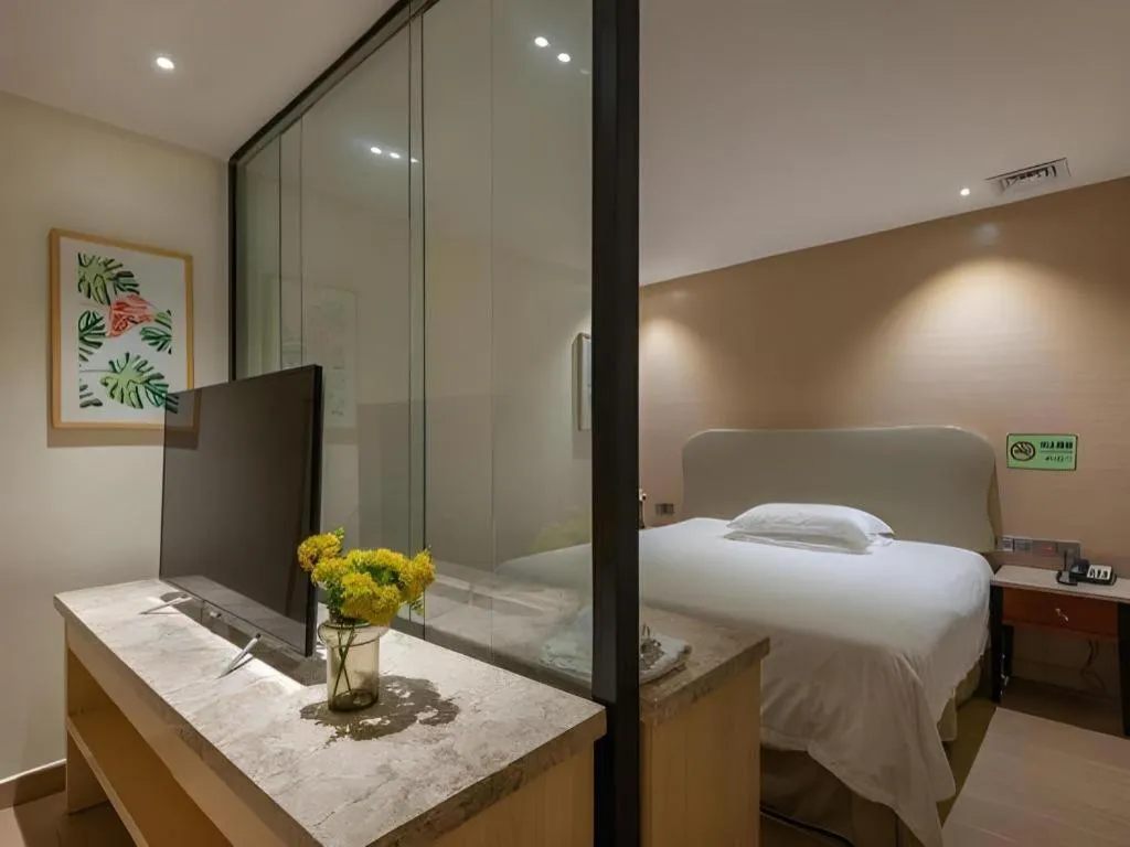 Bed in Leisurely Hotel Shenzhen