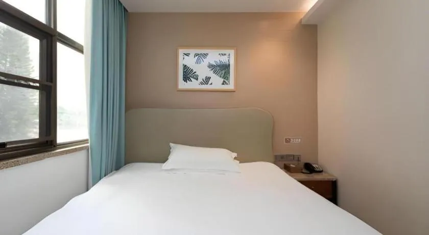 Bed in Leisurely Hotel Shenzhen