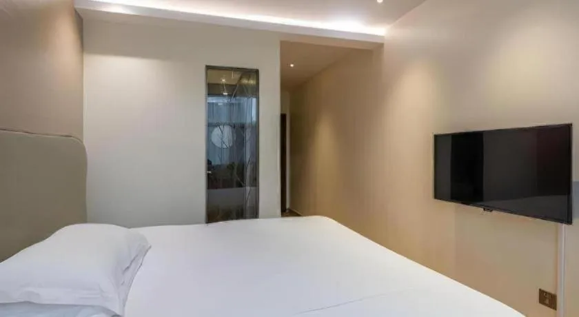 Bed in Leisurely Hotel Shenzhen