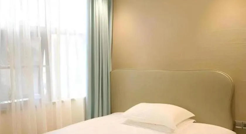 Bed in Leisurely Hotel Shenzhen