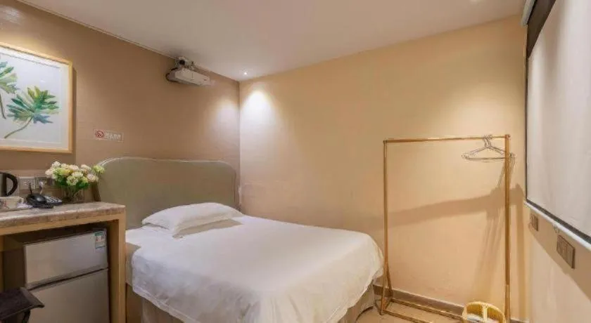 Bed in Leisurely Hotel Shenzhen