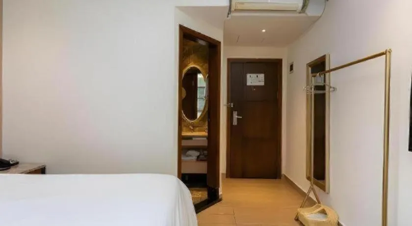 Bed in Leisurely Hotel Shenzhen