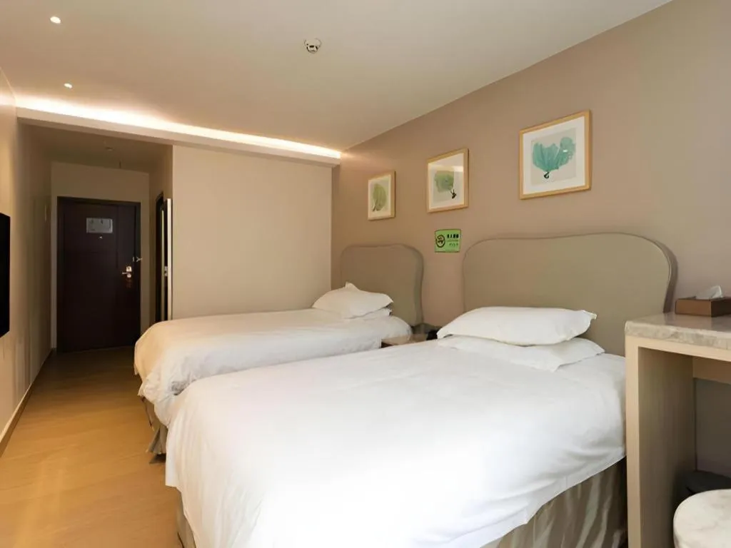 Bed in Leisurely Hotel Shenzhen