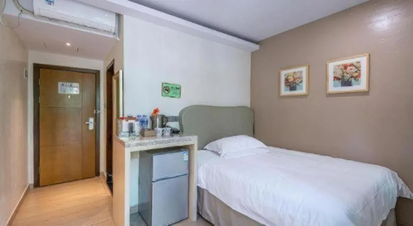 Bed in Leisurely Hotel Shenzhen