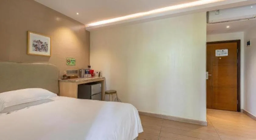 Bed in Leisurely Hotel Shenzhen